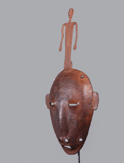 ドゴン族　小人が頭に乗っかった鉄のマスク　m_052