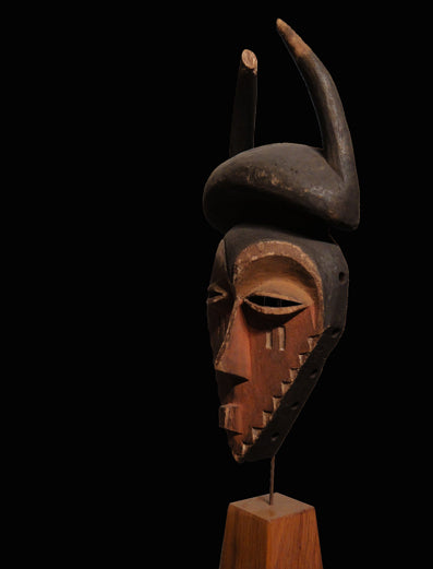 ペンデ族　ハート型の赤ら顔をしたマスク　m_070