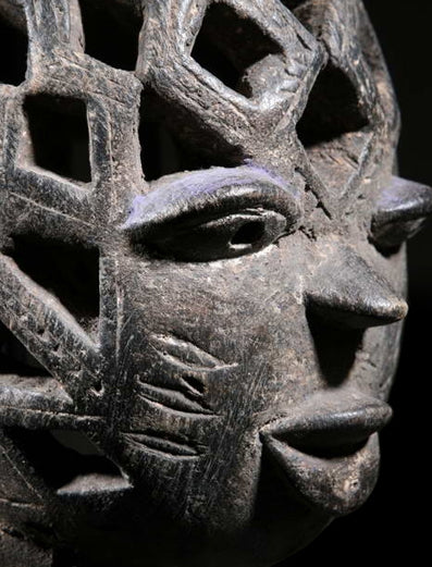 ヨルバ族　顔が編みこまれたGelede結社のマスク　m_083