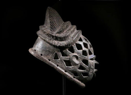 ヨルバ族　顔が編みこまれたGelede結社のマスク　m_083