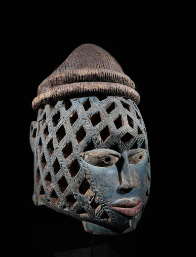 ヨルバ族　青い顔の編み込まれたGeledeマスク　m_096