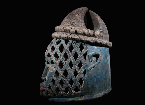 ヨルバ族　青い顔の編み込まれたGeledeマスク　m_096