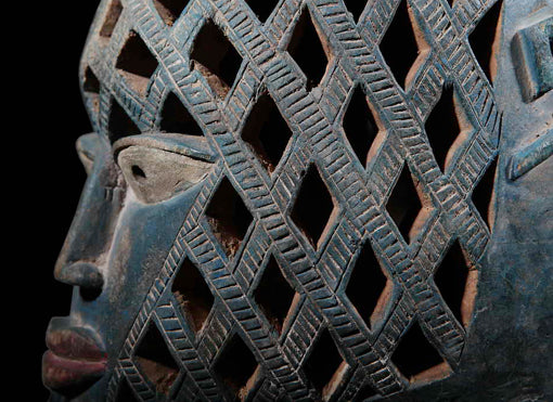 ヨルバ族　青い顔の編み込まれたGeledeマスク　m_096