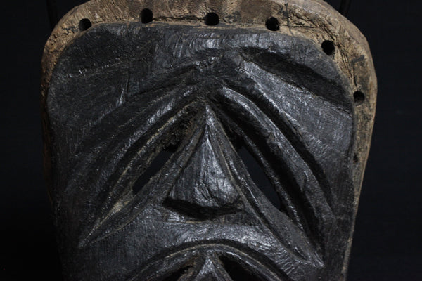 チェワ族　困り顔をした黒いマスク　m_112
