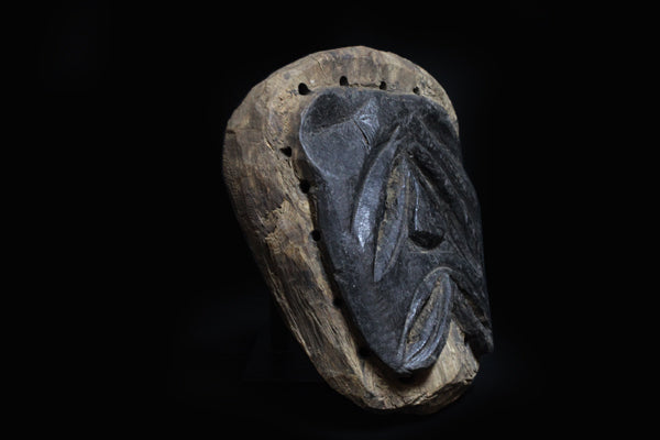 チェワ族　困り顔をした黒いマスク　m_112