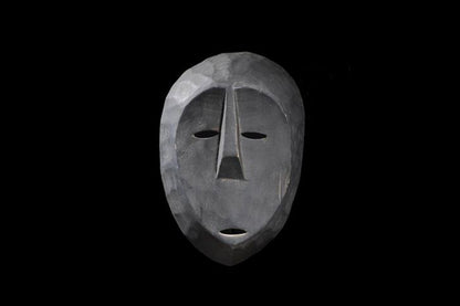 マクア族　黒い顔でとぼけているマスク　m_115