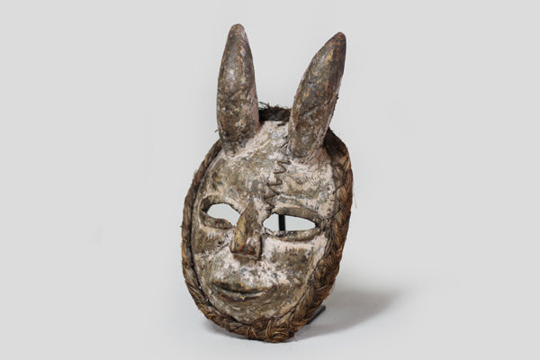 部族不明　白くてニヒルなうさぎのマスク　m_122