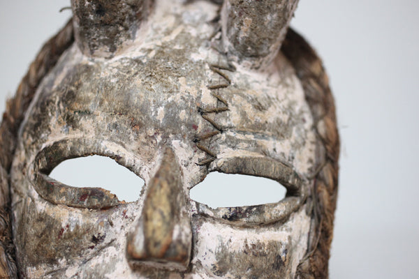 部族不明　白くてニヒルなうさぎのマスク　m_122