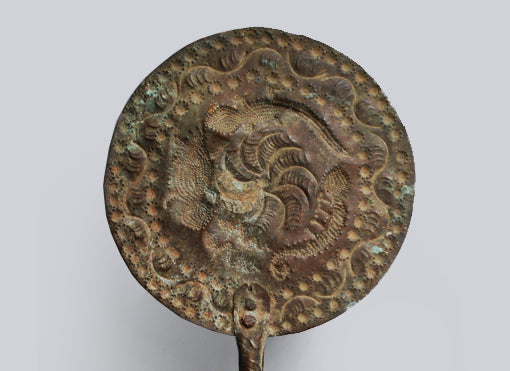 ヨルバ族　酋長が使う装飾のあるうちわ　o_035