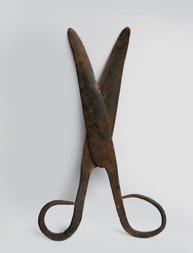 マンビラ族　貨幣としても使われる鉄のハサミ　o_043