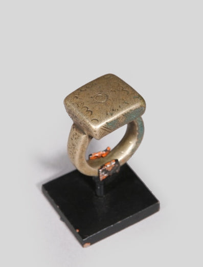 アカン民族のリング（台付）　o_081