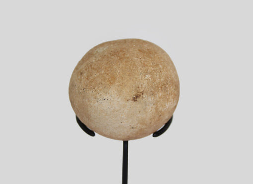 ニジェールに近い砂漠で見つかった丸石　o_091