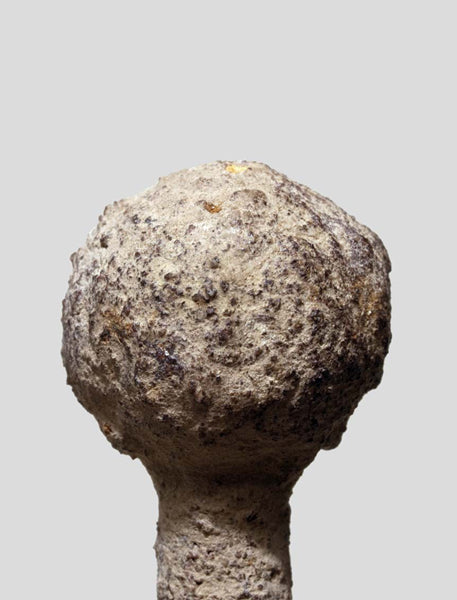 部族不明　奇妙なスタイルの鉄像　o_115