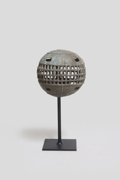 バウレ族　建築物を思わせるブロンズの装飾品　o_132