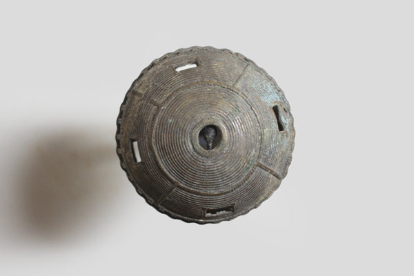 バウレ族　建築物を思わせるブロンズの装飾品　o_132