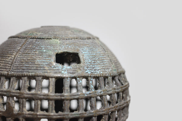 バウレ族　建築物を思わせるブロンズの装飾品　o_132