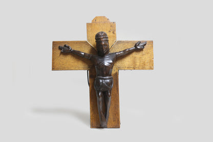 ヘンバ族　黒いキリストの十字架像　o_135